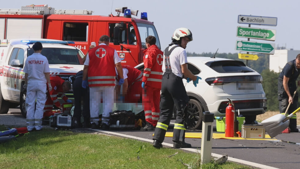 Schwerer Verkehrsunfall in einem Kreuzungsbereich in Bad Wimsbach-Neydharting fordert zwei Verletzte